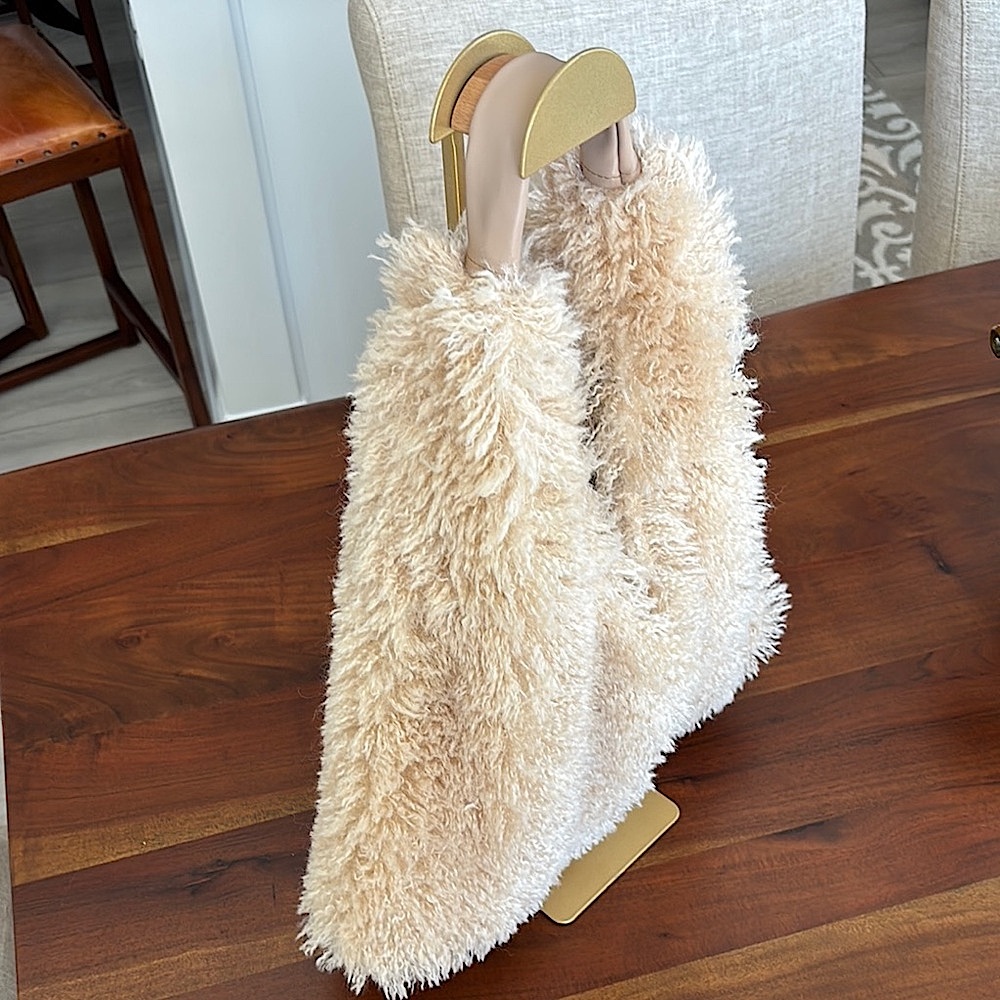 NWT‼️ 🫶🏽👜Chic Fluffy Slouchy Tote🫶🏽👜 - Picture 11 of 11